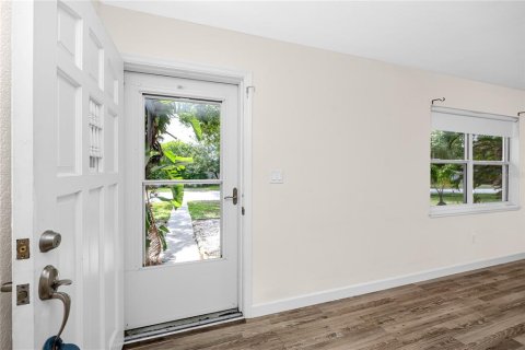 House in Saint Petersburg, Florida 4 bedrooms, 143.91 sq.m. № 2356371 - photo 3