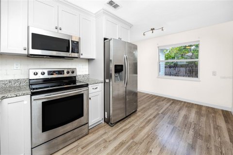 House in Saint Petersburg, Florida 4 bedrooms, 143.91 sq.m. № 2356371 - photo 10