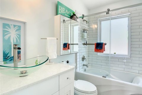 House in Saint Petersburg, Florida 4 bedrooms, 143.91 sq.m. № 2356371 - photo 30