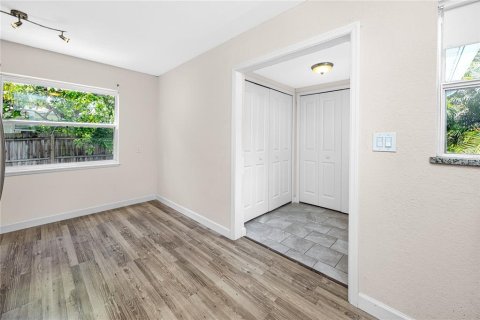 House in Saint Petersburg, Florida 4 bedrooms, 143.91 sq.m. № 2356371 - photo 15