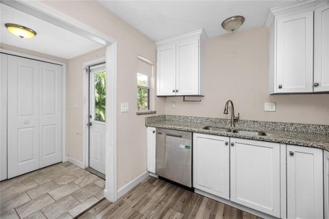 House in Saint Petersburg, Florida 4 bedrooms, 143.91 sq.m. № 2356371 - photo 12