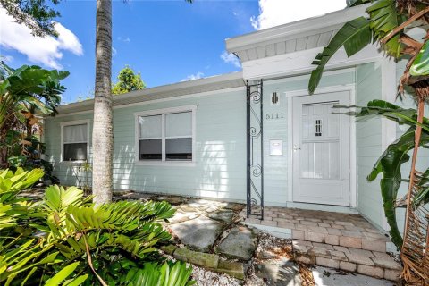 House in Saint Petersburg, Florida 4 bedrooms, 143.91 sq.m. № 2356371 - photo 2