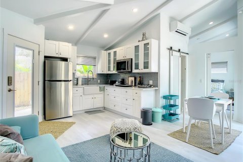 House in Saint Petersburg, Florida 4 bedrooms, 143.91 sq.m. № 2356371 - photo 24
