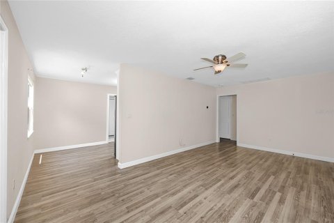 House in Saint Petersburg, Florida 4 bedrooms, 143.91 sq.m. № 2356371 - photo 6