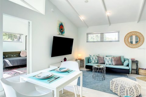 House in Saint Petersburg, Florida 4 bedrooms, 143.91 sq.m. № 2356371 - photo 26