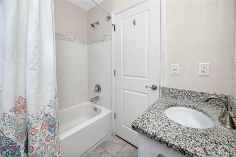 House in Saint Petersburg, Florida 4 bedrooms, 143.91 sq.m. № 2356371 - photo 13