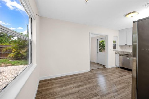 House in Saint Petersburg, Florida 4 bedrooms, 143.91 sq.m. № 2356371 - photo 7