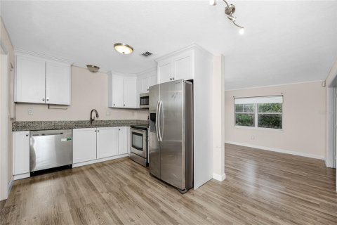 House in Saint Petersburg, Florida 4 bedrooms, 143.91 sq.m. № 2356371 - photo 8