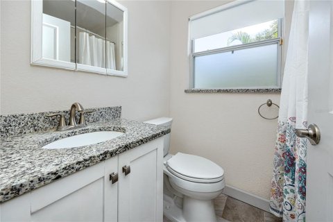 House in Saint Petersburg, Florida 4 bedrooms, 143.91 sq.m. № 2356371 - photo 14
