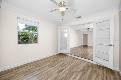 House in Saint Petersburg, Florida 4 bedrooms, 143.91 sq.m. № 2356371 - photo 5