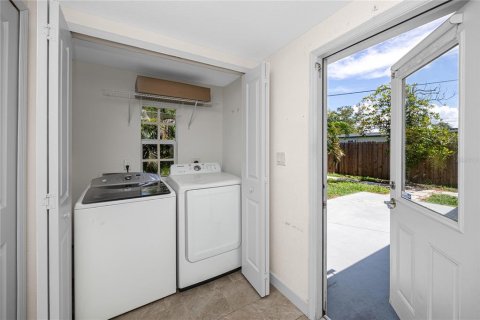 House in Saint Petersburg, Florida 4 bedrooms, 143.91 sq.m. № 2356371 - photo 17