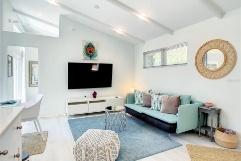 House in Saint Petersburg, Florida 4 bedrooms, 143.91 sq.m. № 2356371 - photo 21