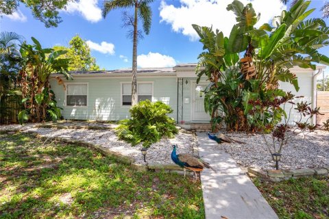 House in Saint Petersburg, Florida 4 bedrooms, 143.91 sq.m. № 2356371