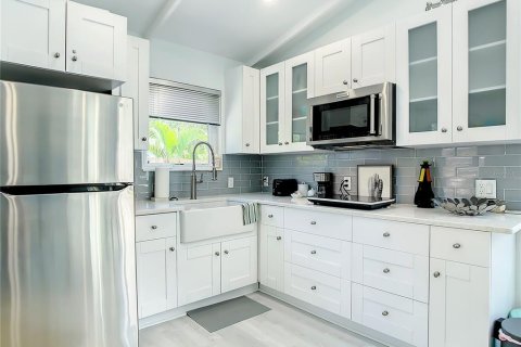 House in Saint Petersburg, Florida 4 bedrooms, 143.91 sq.m. № 2356371 - photo 22