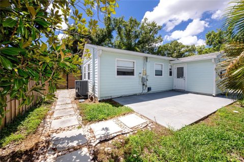 House in Saint Petersburg, Florida 4 bedrooms, 143.91 sq.m. № 2356371 - photo 19