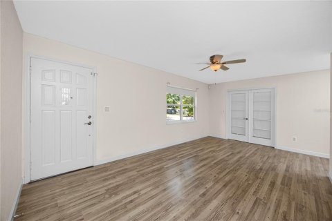House in Saint Petersburg, Florida 4 bedrooms, 143.91 sq.m. № 2356371 - photo 4