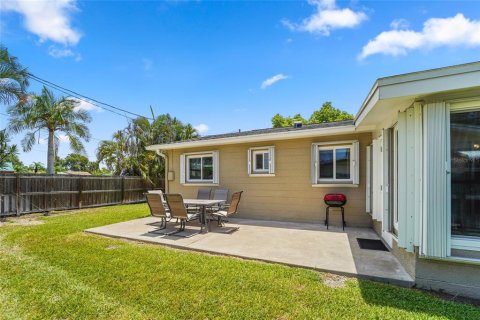 House in Saint Petersburg, Florida 3 bedrooms, 124.95 sq.m. № 2150370 - photo 29