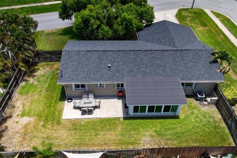 House in Saint Petersburg, Florida 3 bedrooms, 124.95 sq.m. № 2150370 - photo 4