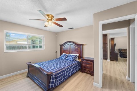 House in Saint Petersburg, Florida 3 bedrooms, 124.95 sq.m. № 2150370 - photo 23