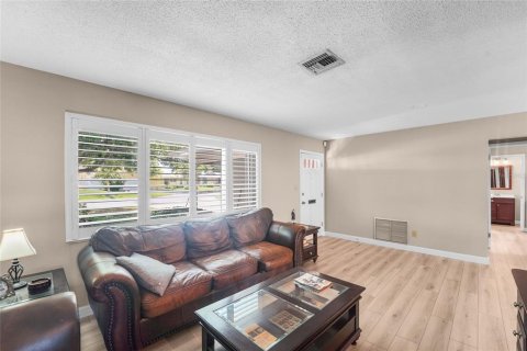 House in Saint Petersburg, Florida 3 bedrooms, 124.95 sq.m. № 2150370 - photo 10
