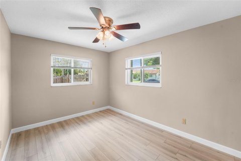 House in Saint Petersburg, Florida 3 bedrooms, 124.95 sq.m. № 2150370 - photo 11