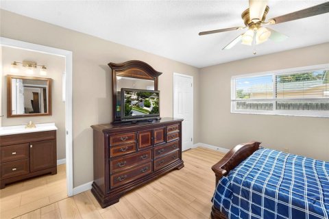 House in Saint Petersburg, Florida 3 bedrooms, 124.95 sq.m. № 2150370 - photo 18