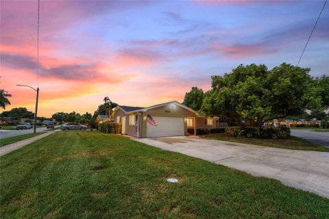 House in Saint Petersburg, Florida 3 bedrooms, 124.95 sq.m. № 2150370 - photo 3