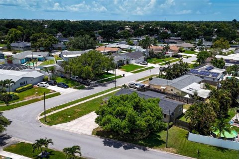 House in Saint Petersburg, Florida 3 bedrooms, 124.95 sq.m. № 2150370 - photo 2