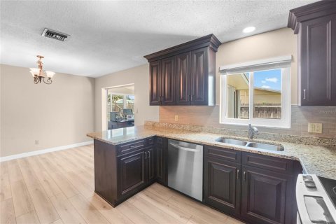 House in Saint Petersburg, Florida 3 bedrooms, 124.95 sq.m. № 2150370 - photo 7