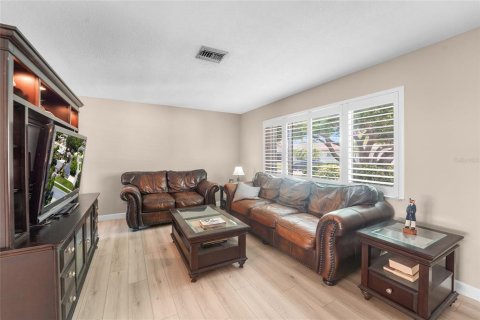 House in Saint Petersburg, Florida 3 bedrooms, 124.95 sq.m. № 2150370 - photo 6