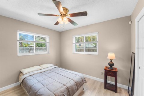House in Saint Petersburg, Florida 3 bedrooms, 124.95 sq.m. № 2150370 - photo 13