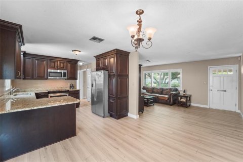 House in Saint Petersburg, Florida 3 bedrooms, 124.95 sq.m. № 2150370 - photo 9
