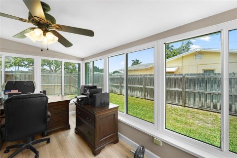 House in Saint Petersburg, Florida 3 bedrooms, 124.95 sq.m. № 2150370 - photo 24