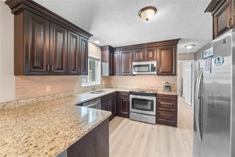 House in Saint Petersburg, Florida 3 bedrooms, 124.95 sq.m. № 2150370 - photo 8