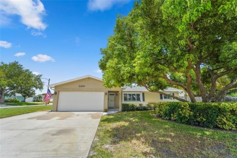 House in Saint Petersburg, Florida 3 bedrooms, 124.95 sq.m. № 2150370
