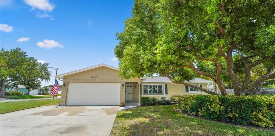 House in Saint Petersburg, Florida 3 bedrooms, 124.95 sq.m. № 2150370