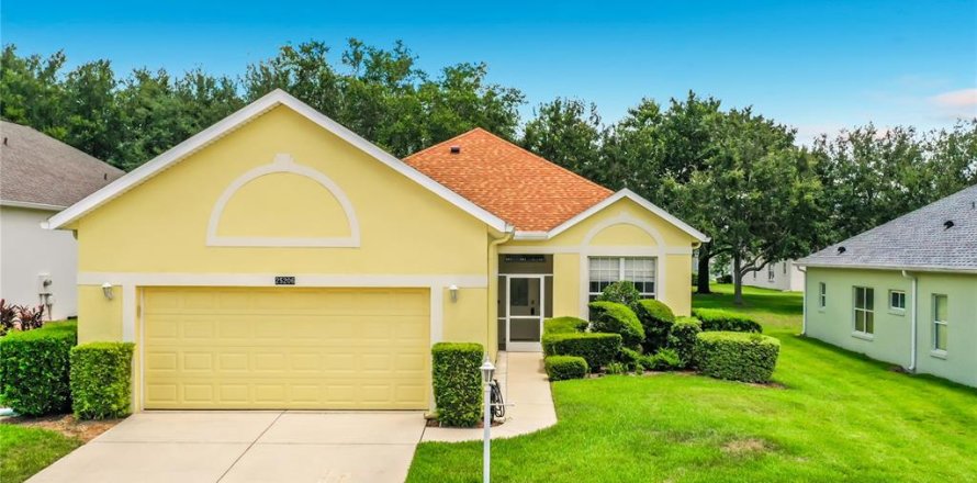 House in Leesburg, Florida 2 bedrooms, 160.07 sq.m. № 2157687
