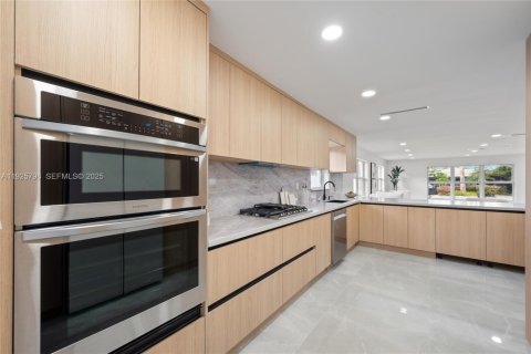 House in Hollywood, Florida 3 bedrooms, 188.5 sq.m. № 1992868 - photo 8