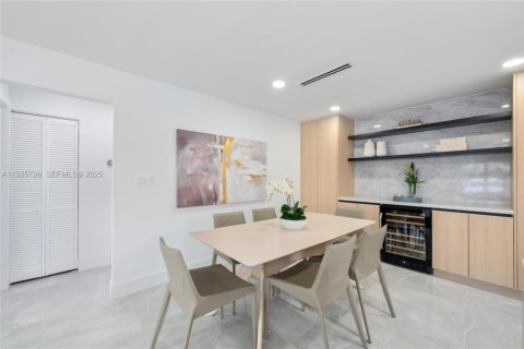 House in Hollywood, Florida 3 bedrooms, 188.5 sq.m. № 1992868 - photo 9