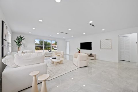 House in Hollywood, Florida 3 bedrooms, 188.5 sq.m. № 1992868 - photo 5