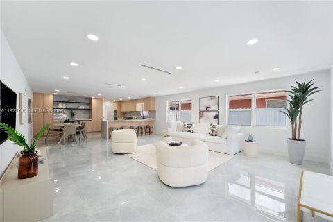 House in Hollywood, Florida 3 bedrooms, 188.5 sq.m. № 1992868 - photo 2