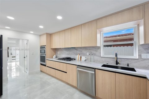 House in Hollywood, Florida 3 bedrooms, 188.5 sq.m. № 1992868 - photo 7