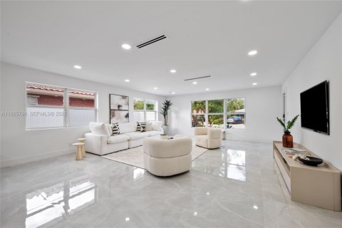 House in Hollywood, Florida 3 bedrooms, 188.5 sq.m. № 1992868 - photo 4