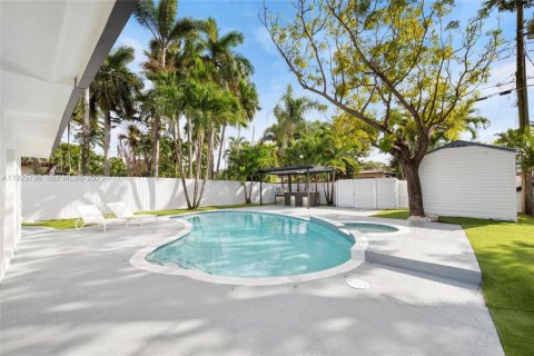 House in Hollywood, Florida 3 bedrooms, 188.5 sq.m. № 1992868 - photo 27