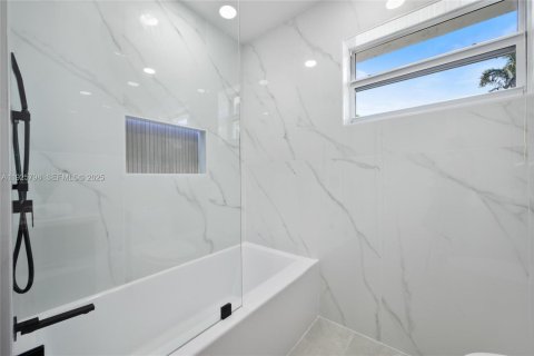 House in Hollywood, Florida 3 bedrooms, 188.5 sq.m. № 1992868 - photo 23