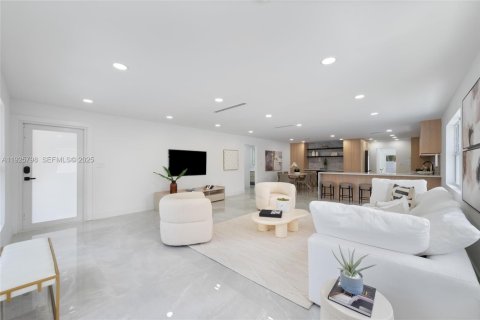 House in Hollywood, Florida 3 bedrooms, 188.5 sq.m. № 1992868 - photo 3