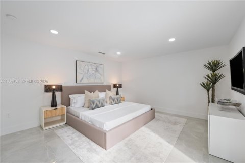 House in Hollywood, Florida 3 bedrooms, 188.5 sq.m. № 1992868 - photo 11