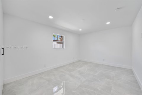 House in Hollywood, Florida 3 bedrooms, 188.5 sq.m. № 1992868 - photo 24