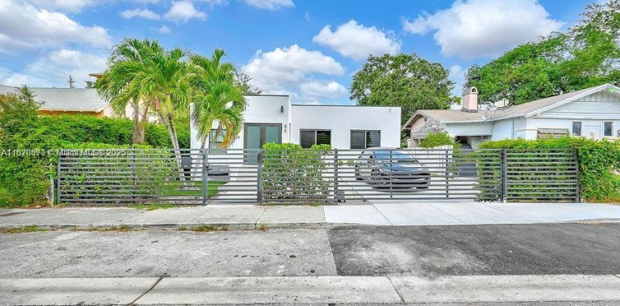 House in Miami, Florida 4 bedrooms, 111.48 sq.m. № 1895457