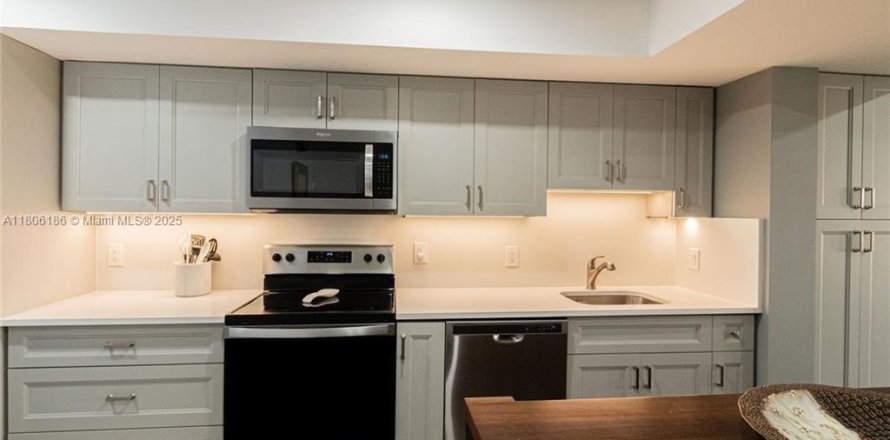 Townhouse in Naples, Florida 2 bedrooms, 136.57 sq.m. № 1739165